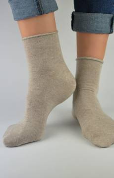 Bezuciskowe skarpety beżowe z lureksem Noviti SB022