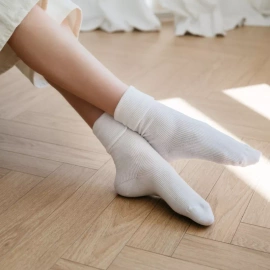 Białe bezuciskowe skarpetki damskie z wywijanym ściągaczem Wola Perfect Woman