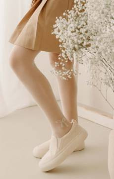 Gładkie białe rajstopy z delikatną aplikacją na kostce Fiore ELVIRA 116-158