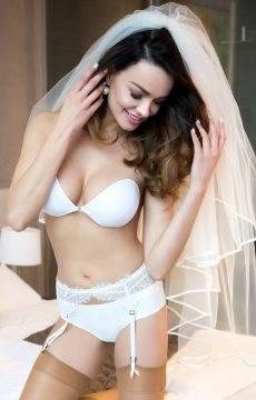 Ślubny kremowy pas do pończoch Julimex FUCHSIA